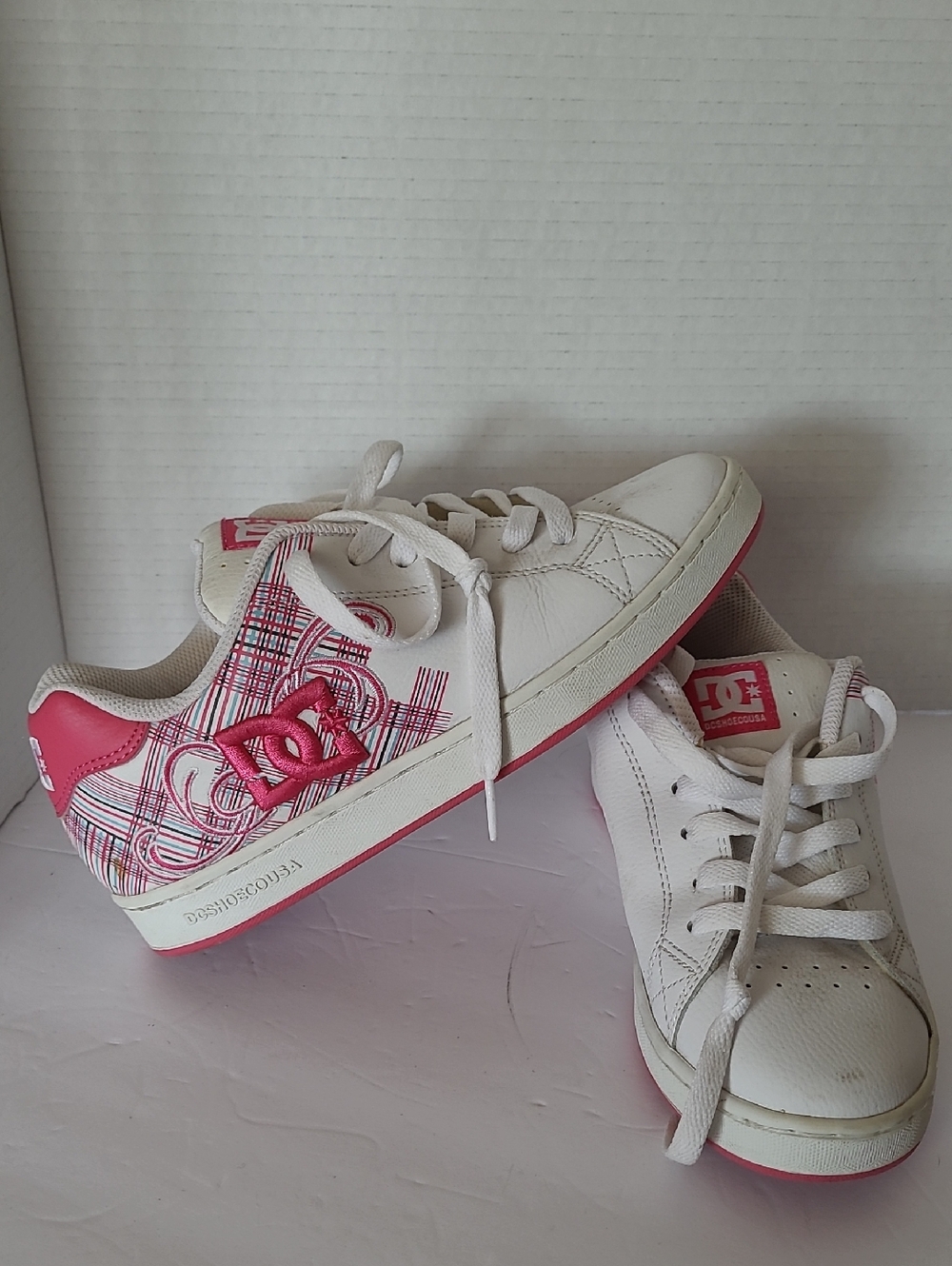 DC White and Pink Low-Top Skate Sneakers SIZE 7.5 W's Pixie Model sneakers